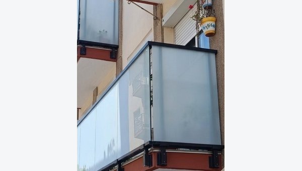 Barandilla de aluminio y vidrio PAS Active Glass a frente forjado