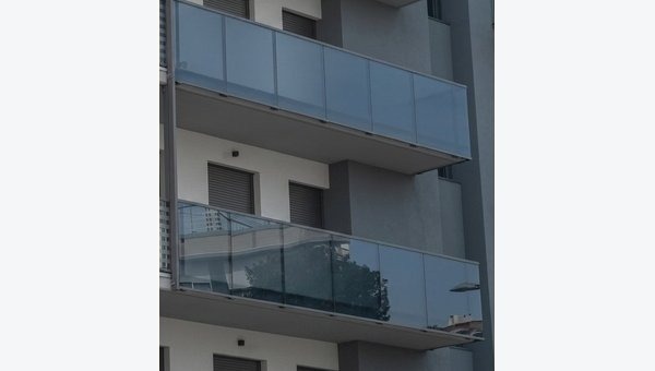 Barandilla de aluminio y vidrio PAS Vision Glass anclada a frente forjado