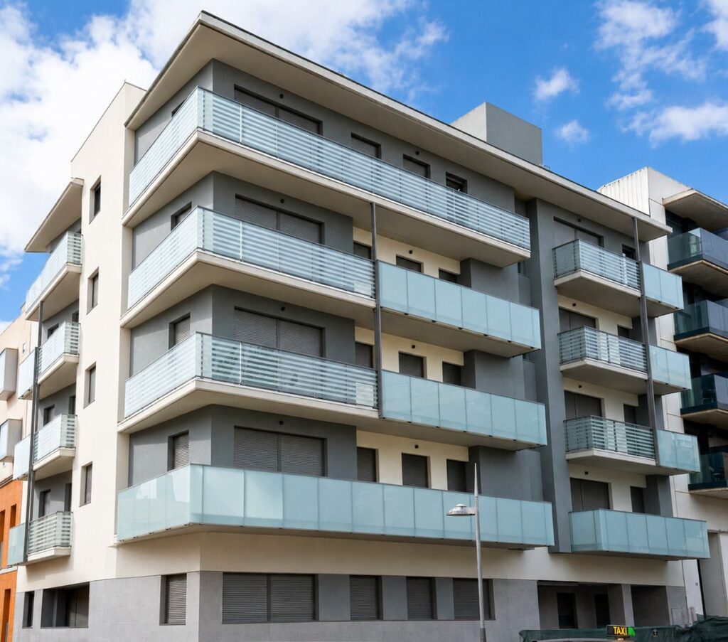 Fachada de obra nueva en Barcelona con barandillas de vidrio PAS Concept Glass y Active Glass